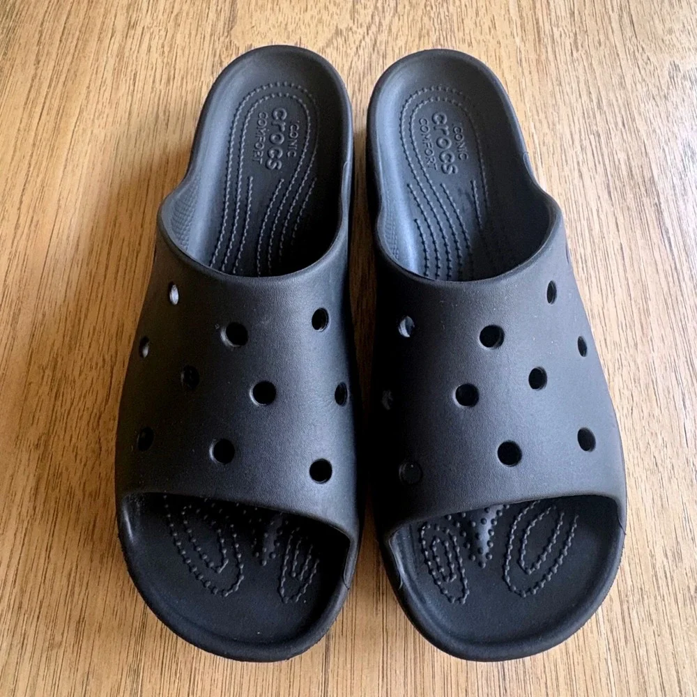 CROCS excellent barely